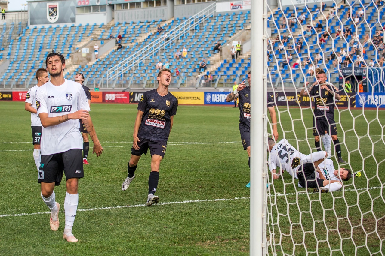 Питерская звезда фк. Фк ленинградец. Ленинградец зоркий. Фк ленинградец. Где играет ленинградец.